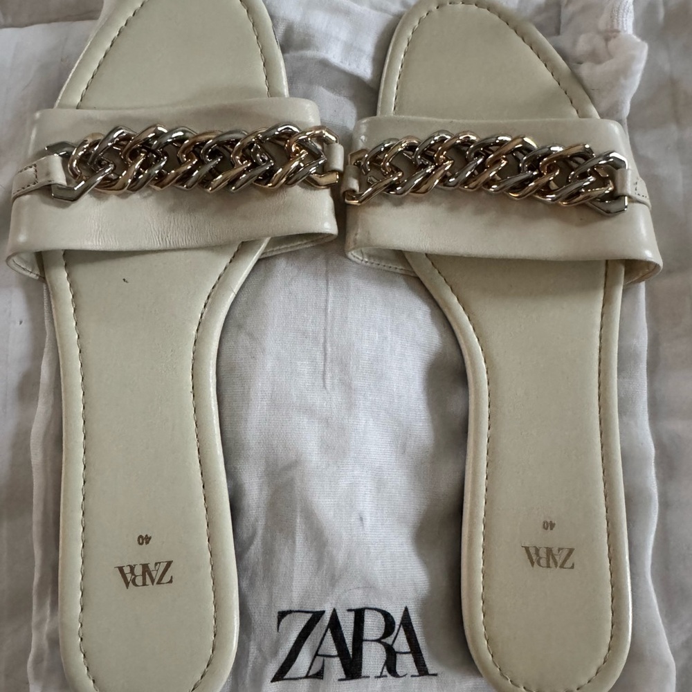 European size 40 is equivalent to US 9.
Cute Zara slides with stylish chain